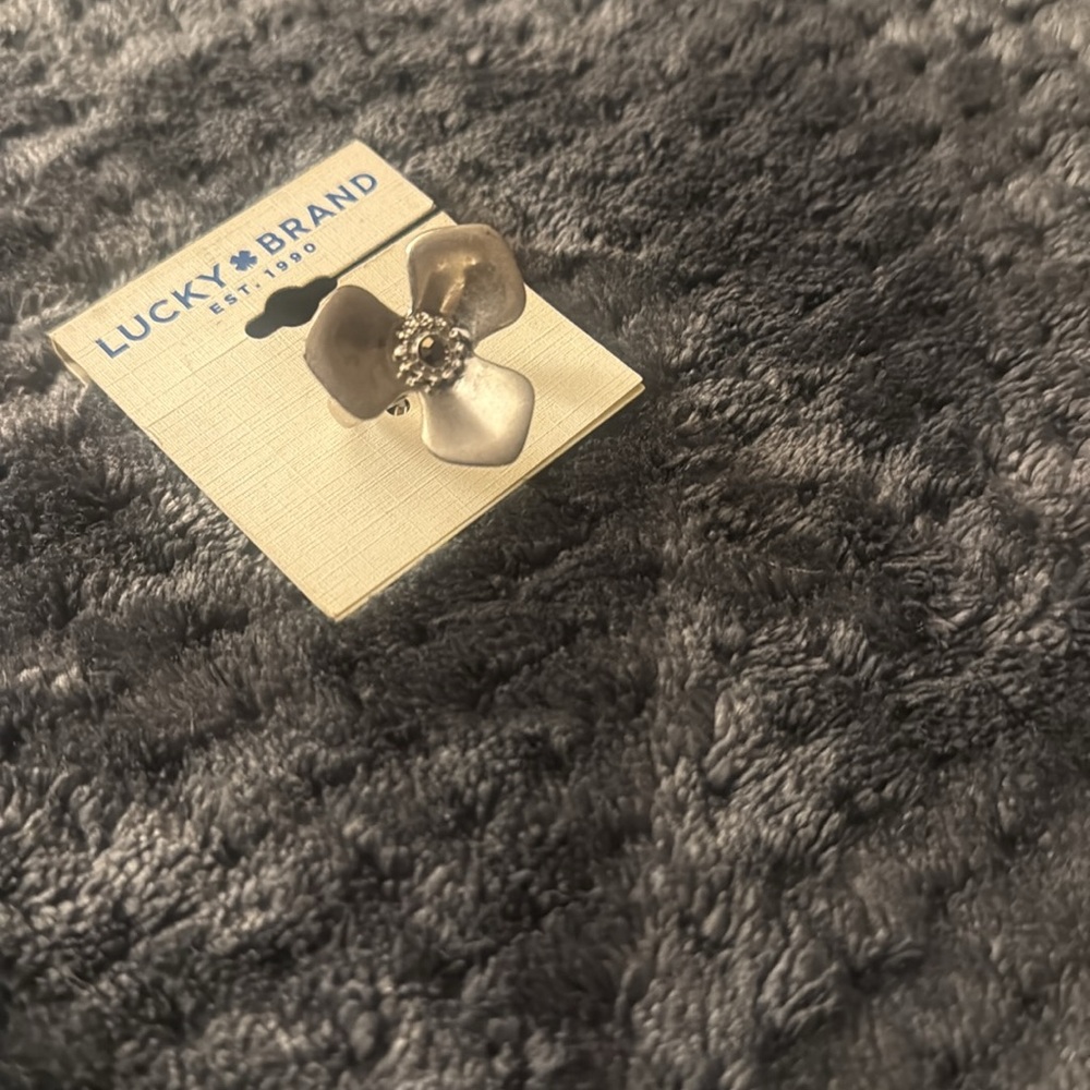 Lucky Brand Flower Ring - Picture 4 of 5
